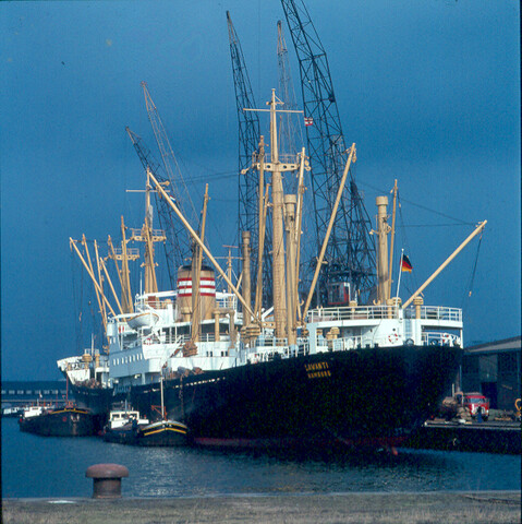 S.9100(4505); Dia van het vrachtschip ms. 'Lawanti' van de 'Nederland'se Stoomvaart Maatschappij Oceaan afmeerd bij Müller & Co; diapositief