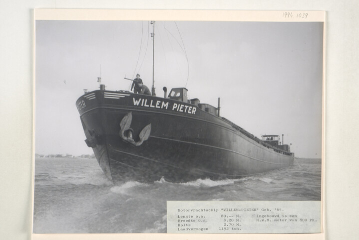 1994.1039; (Voorheen) Album met fotos van bij Scheepswerf Van Goor Monnickendam; fotoalbum