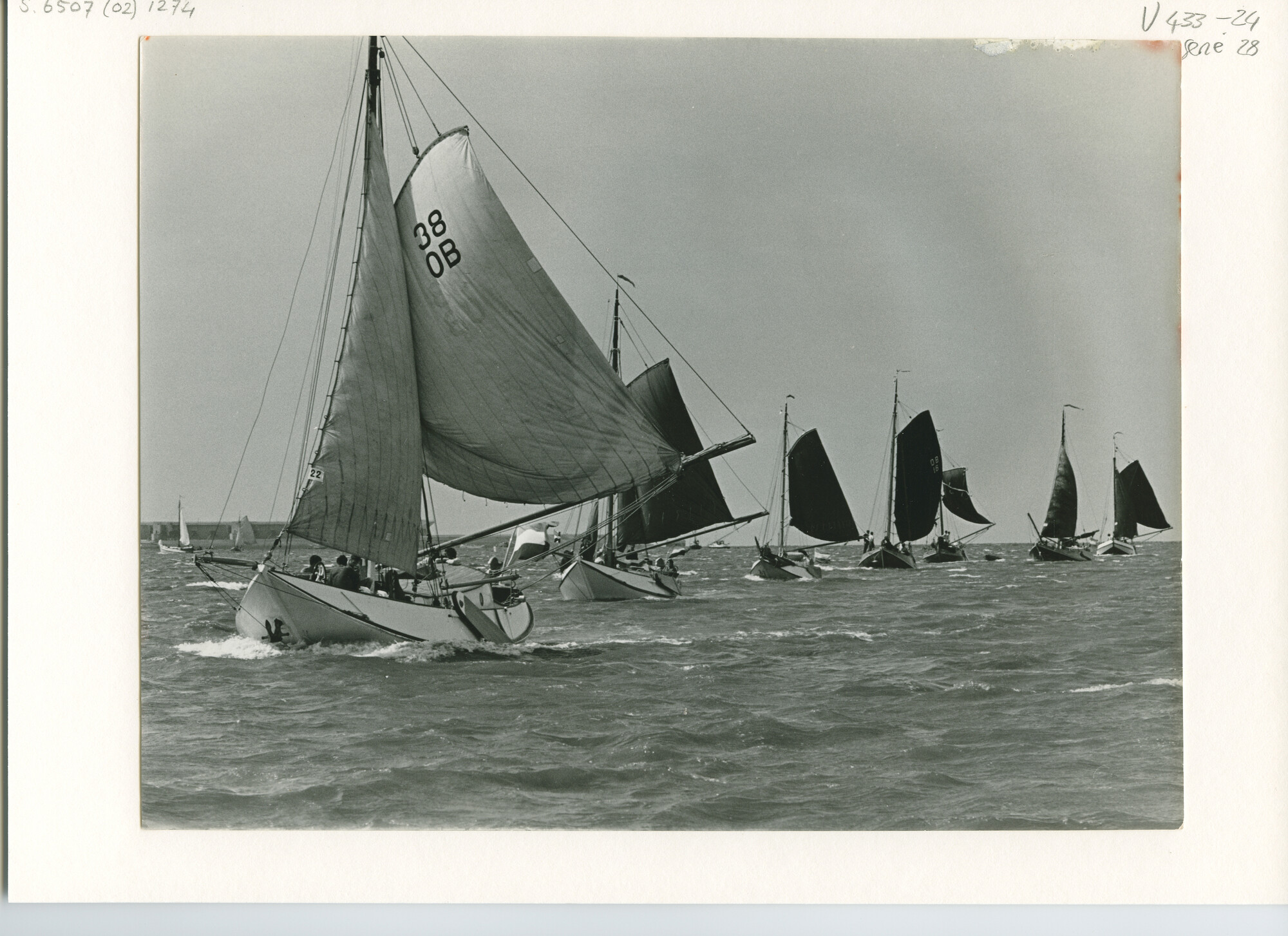 S.6507(02)1274; Zwart-wit foto van de reünie van ronde en platbodemjachten te Hellevoetsluis; foto