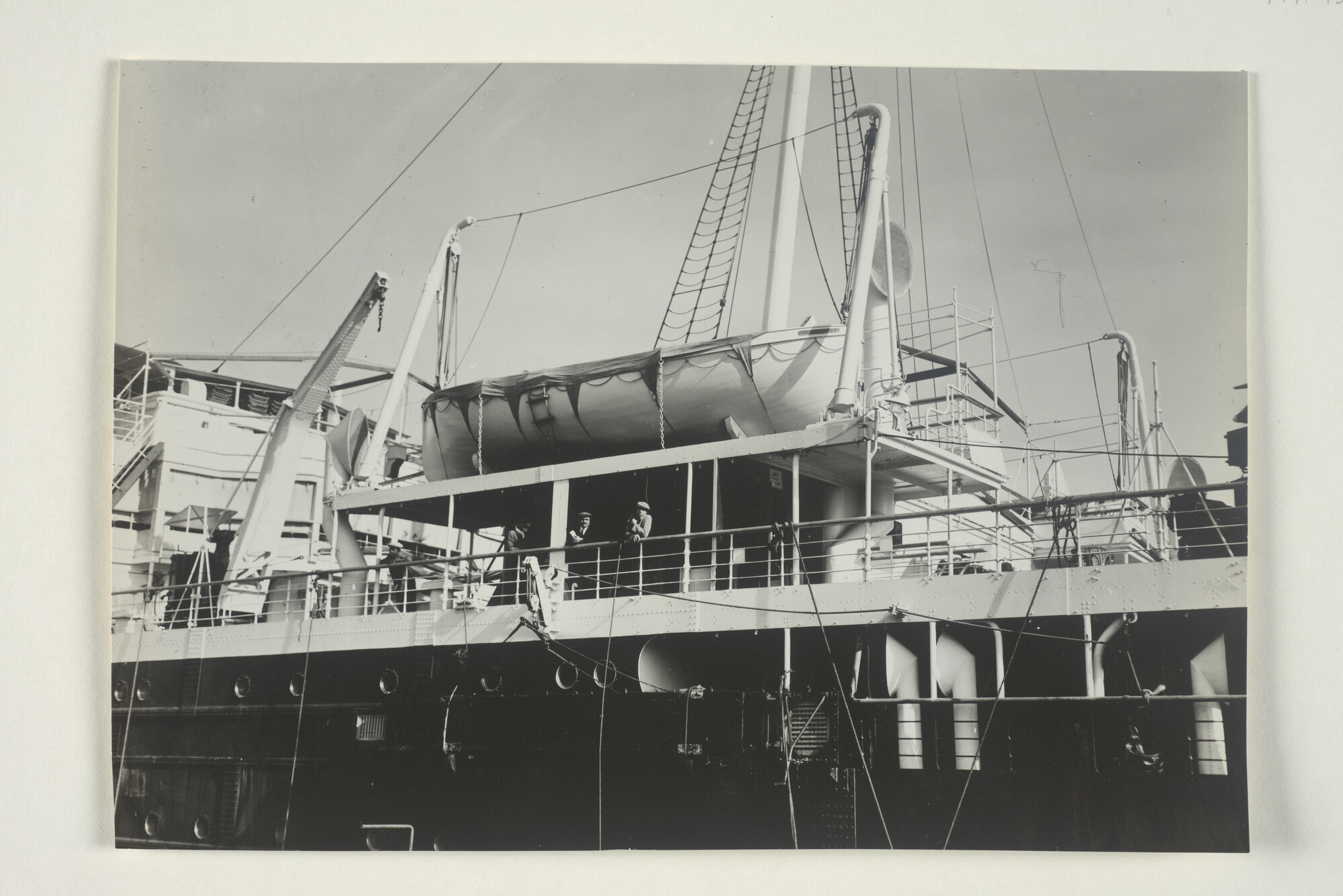 1999.1369; Sloepopstelling aan boord van het Franse passagiersschip ms. 'Aramis' uit Marseille; foto