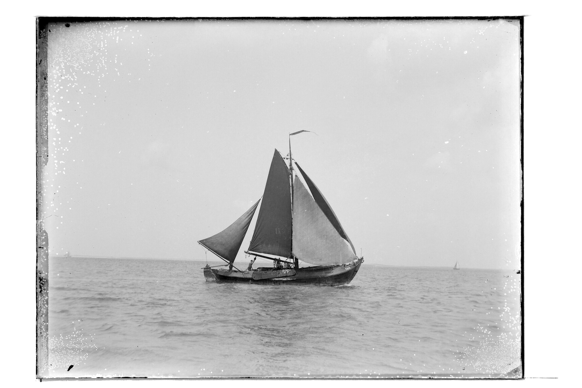 S.3319(244)a; De Urker Noordzeebotter 'UK 38' voor de wind zeilende; negatief