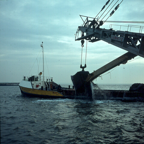 S.9100(1024); De Franse zandzuiger Kala-Nag in actie tijdens de uitbreiding van de pieren van IJmuiden; diapositief