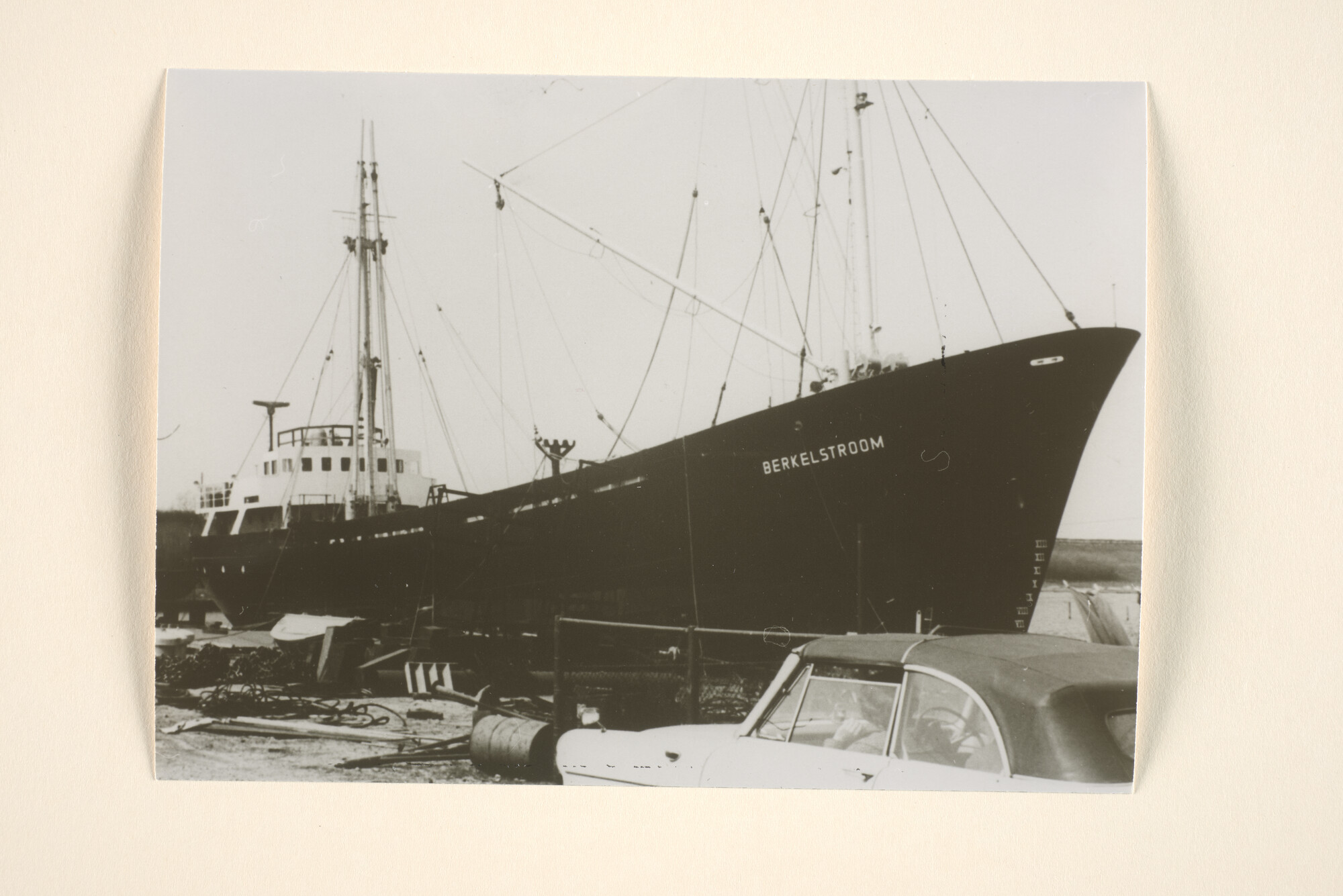 1995.6305; Het vrachtschip ms. 'Berkelstroom' van de Hollandsche Stoomboot Maatschappij afgemeerd bij de werf van Jac; foto