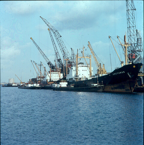 S.9100(3312); Dia van het Spaanse vrachtschip 'Arcturus' in de Coenhaven te Amsterdam; diapositief