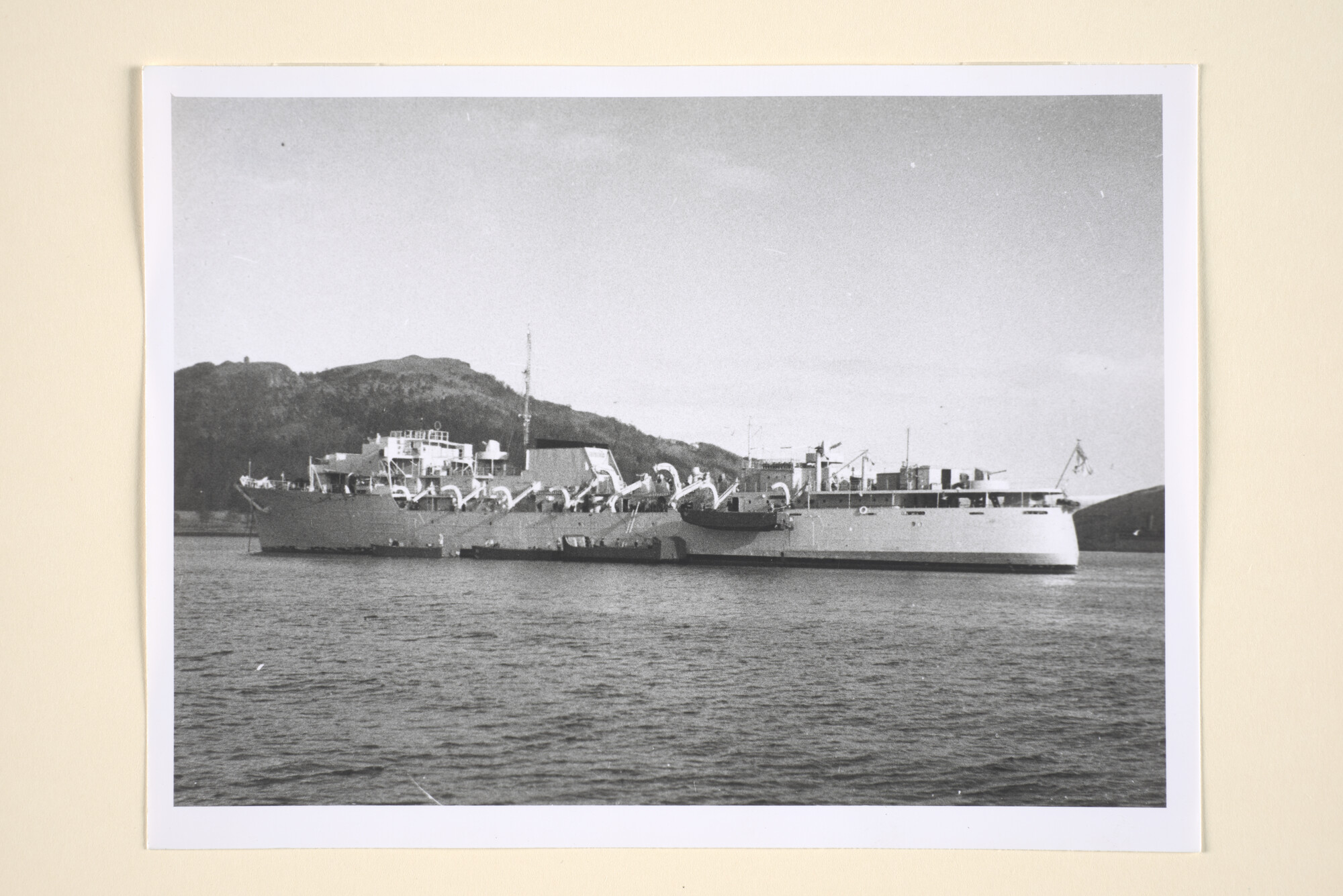 1996.0689; De tot Landing Ship Infantry omgebouwde veerboot Koningin Emma [...]; foto