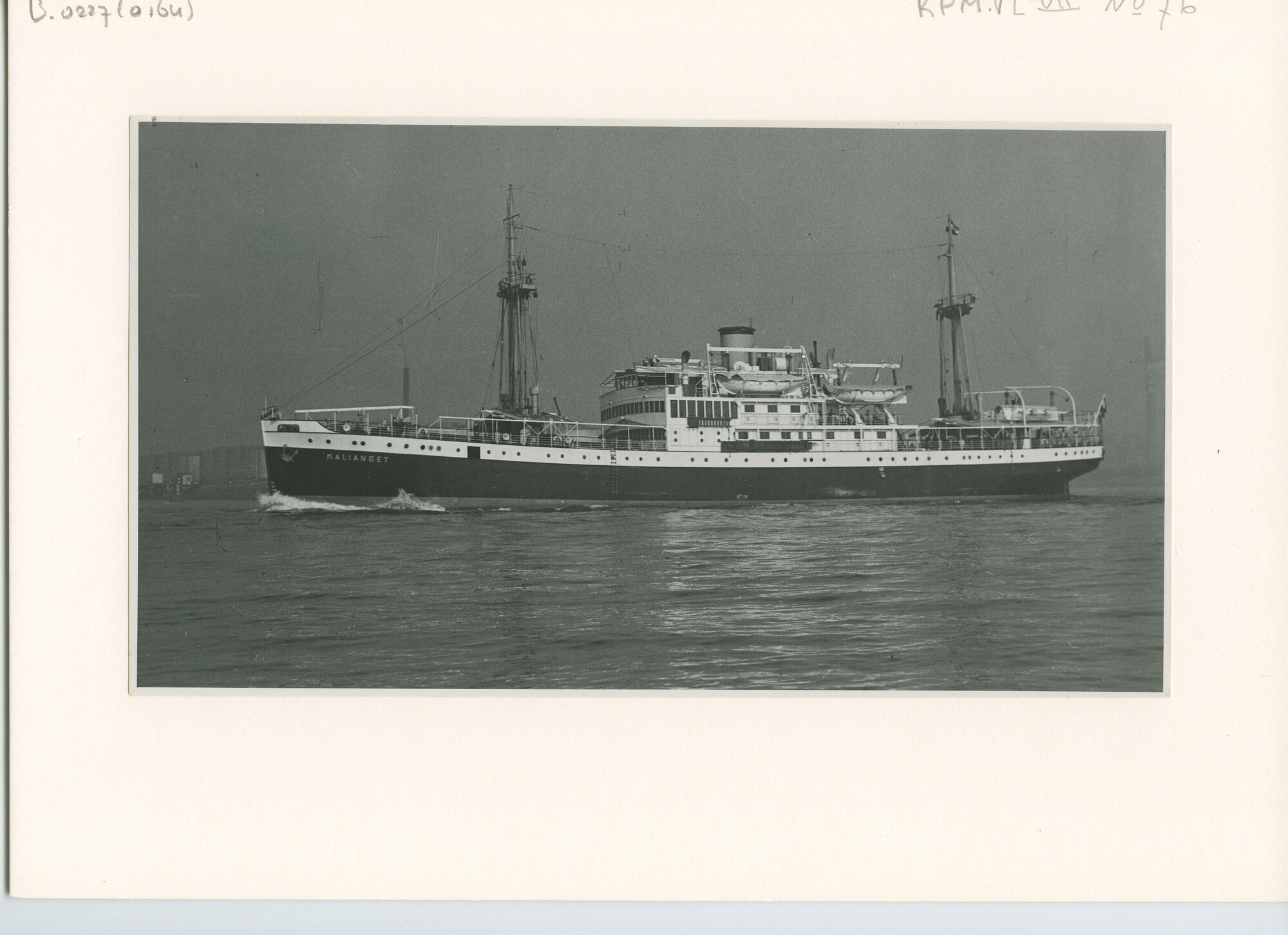 B.0227(0164)01; Foto van ms. Kalianget bij het vertrek uit de haven van Rotterdam; foto