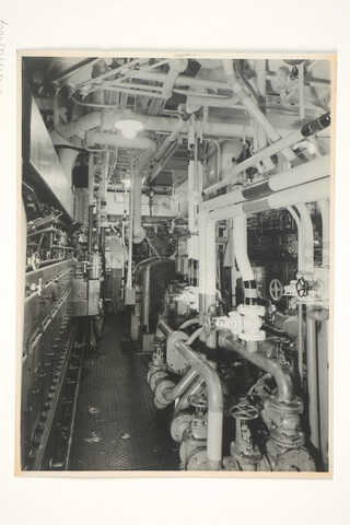S.5219(12)0607; Interieurfoto van de machinekamer van het Franse (Laker) vrachtschip [...]; foto