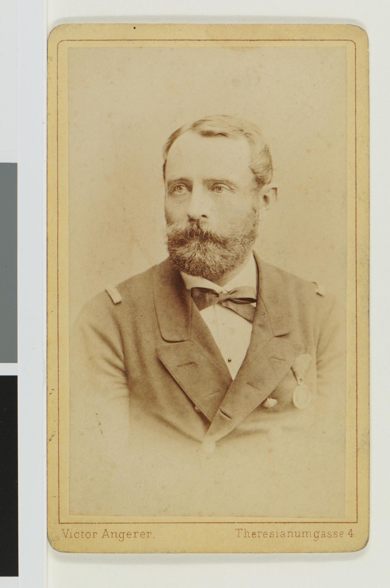 S.2956(06)04; Portretfoto van W. Becker, Oostenrijks zeeofficier die evenals L.R. Koolemans [...]; foto