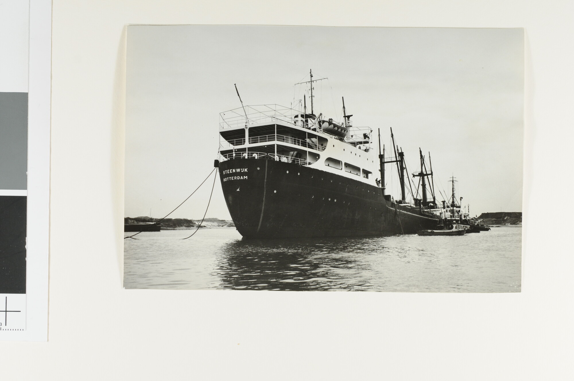 S.6408(0964); De ertstanker ms. 'Steenwijk' van de Stoomvaart Maatschappij 'Wijklijn' ligt aan de grond in de bergingshaven te IJmuiden [...]; foto