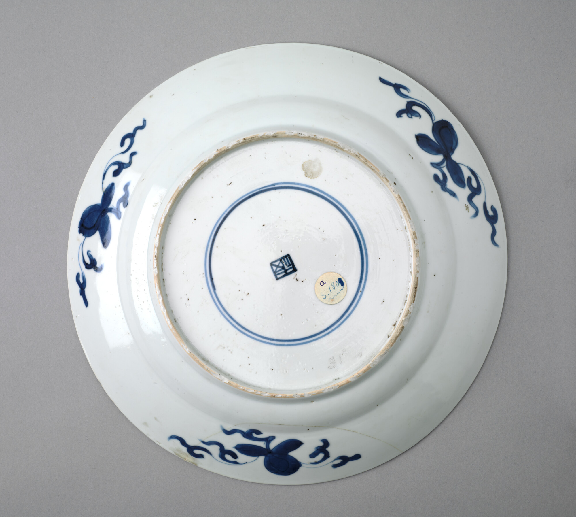 S.1809(01); Bord van Chinees porselein, met een voorstelling van een driemaster; plat bord