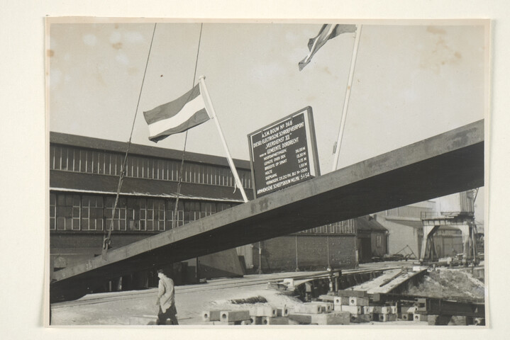 S.5219(12)0182; Foto's van de kiellegging van de veerpont Veerdienst XII; fotoreportage