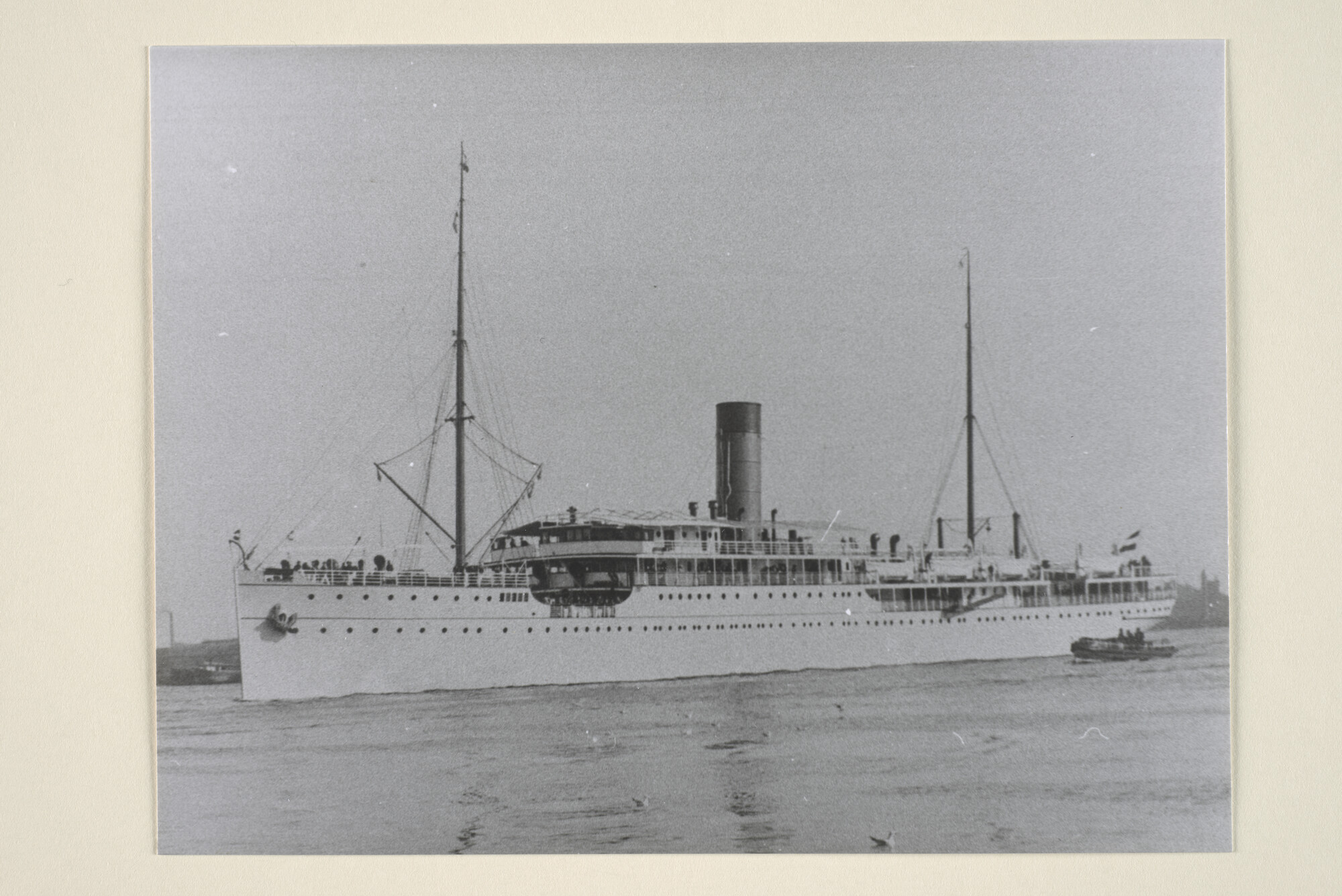 1995.5053; Het mailschip ss. Rembrandt van de SMN bij het verlaten van de haven van Amsterdam; foto
