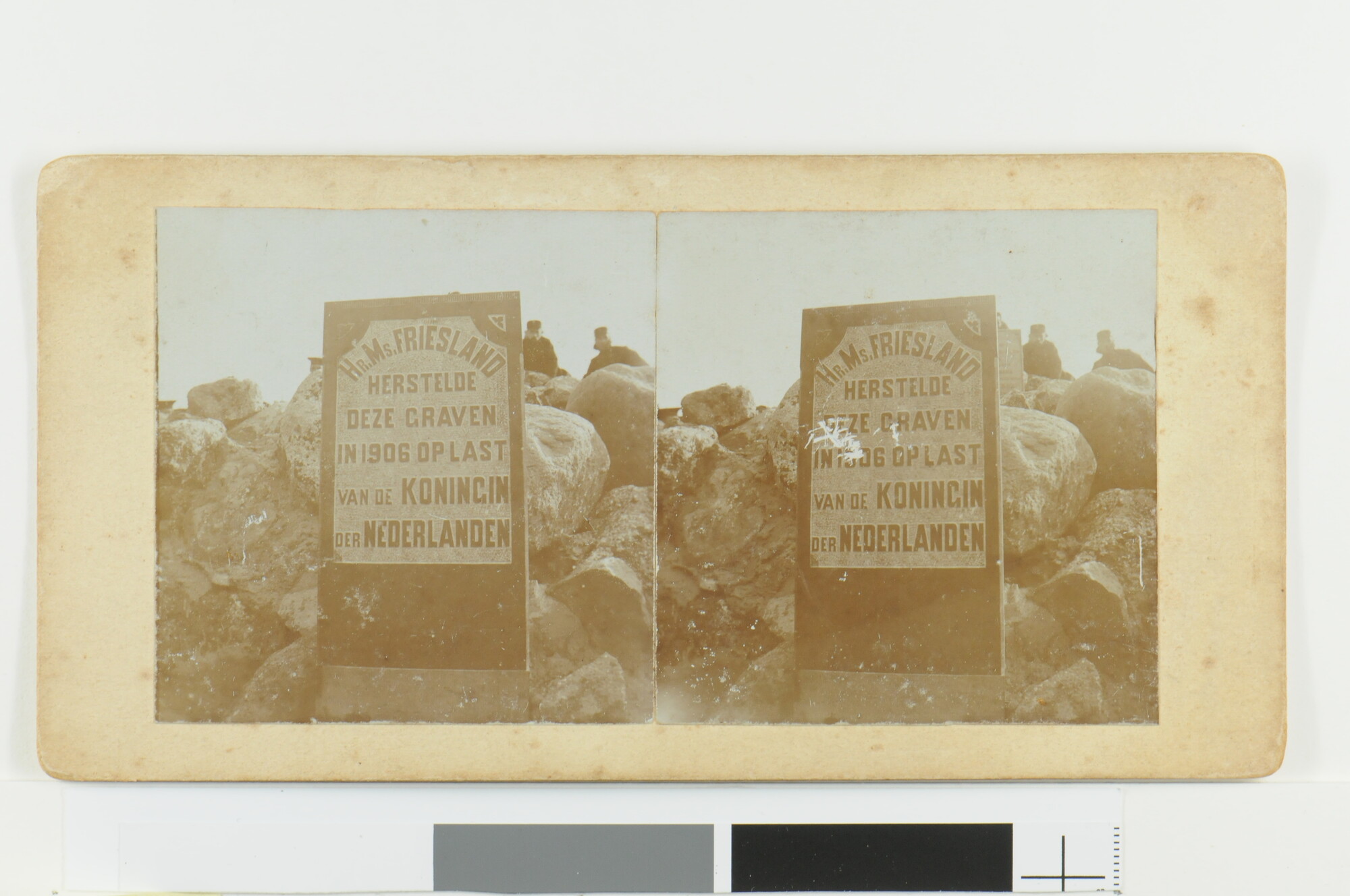 RS.0713(35); Gedenksteen op het Hollandsche Kerkhof op Smeerenburg, geplaatst na het hersellen van de graven; foto