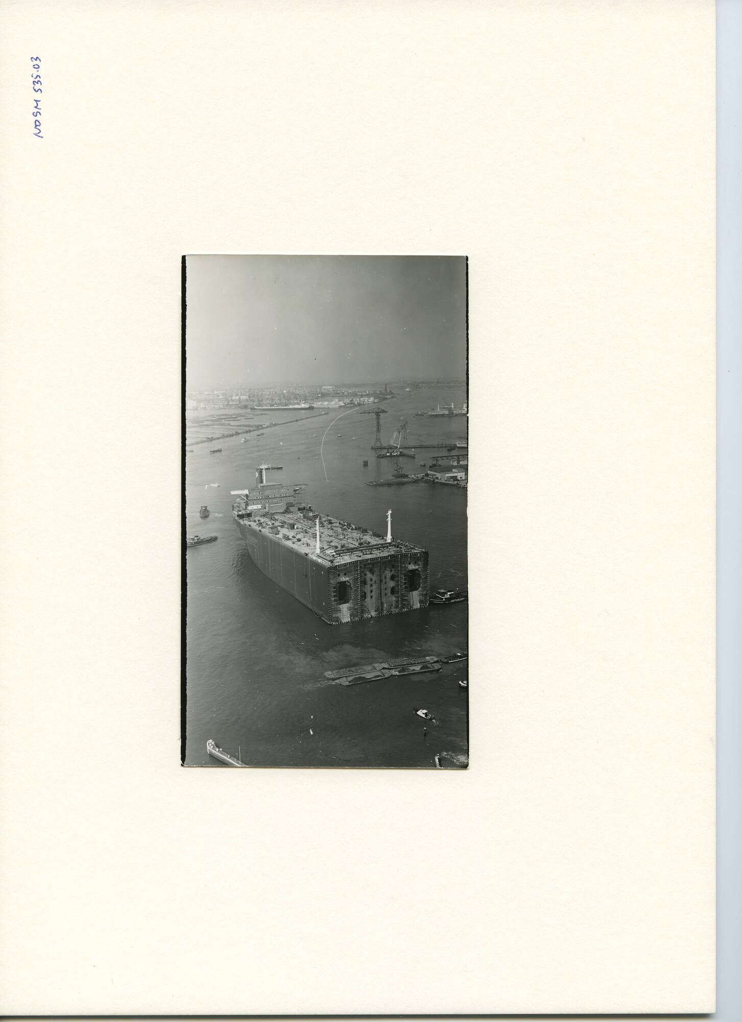 S.5444(2991)2; Luchtfoto van de tewaterlating van het achterschip van de tanker Melania; foto