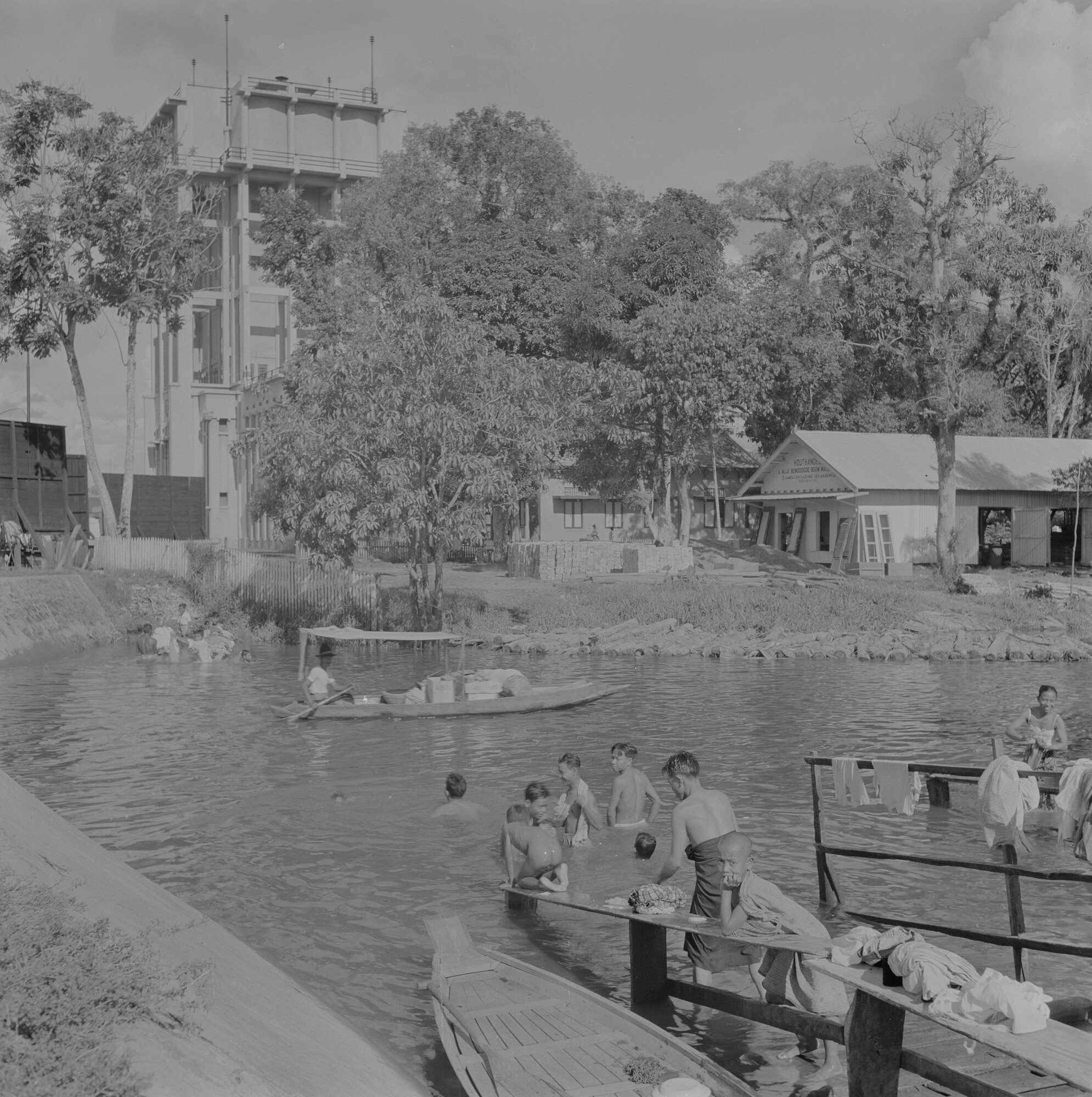2015.2954; Negatief van een watertoren in Palembang; negatief