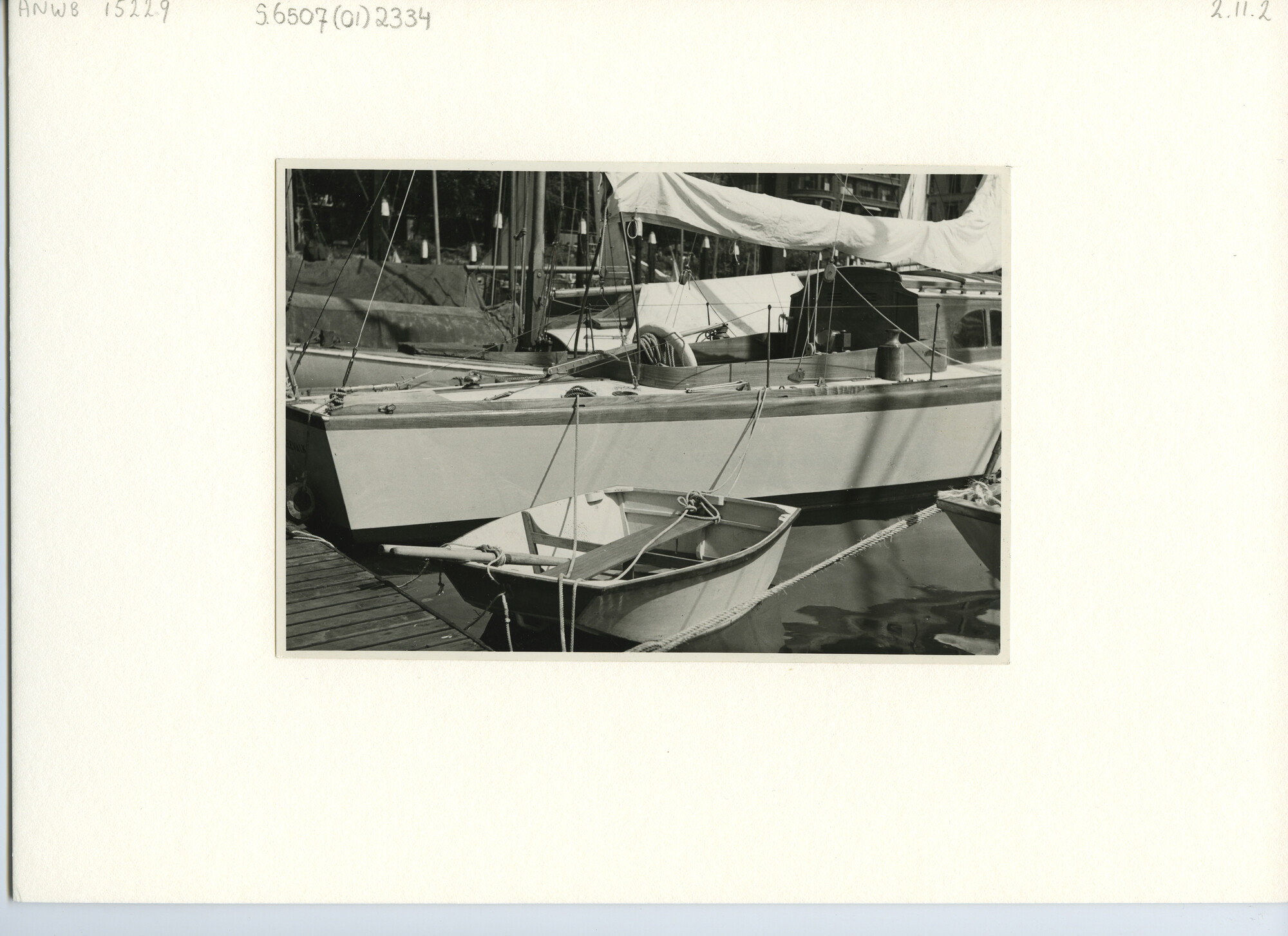 S.6507(01)2334; Foto van het achterschip van het R.O.R.C. (Nederland) jacht Zeevalk in een haven; foto