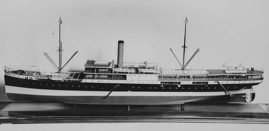 B.0102(02); Model van het ss. Van Neck; scheepsmodel