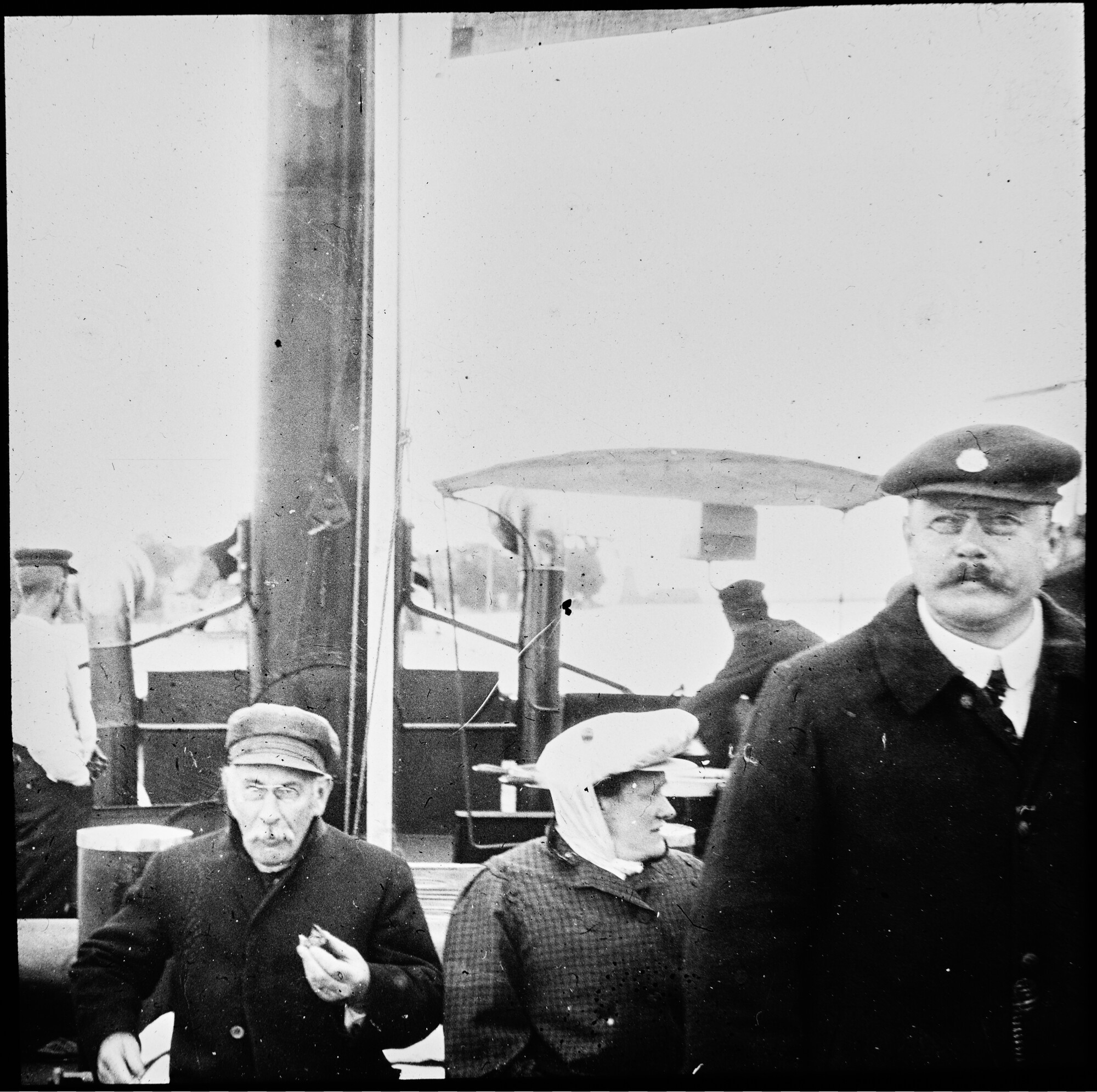 S.1156(06)376-5; Lantaarnplaatje van een boottochtje met de familie aan boord van de Zes Gebroeders; lantaarnplaatje