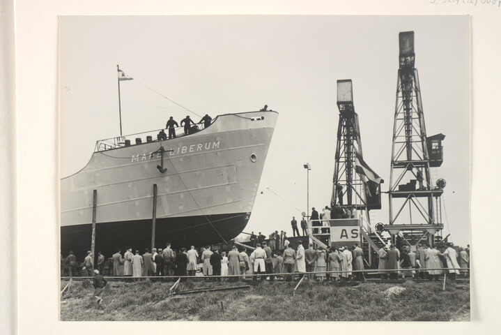 S.5219(12)0087; Foto's van de tewaterlating van de coaster ms. 'Mare Librum' van het Scheepvaartbedrijf Marin (C.A. Jansen, Arnhem); fotoreportage