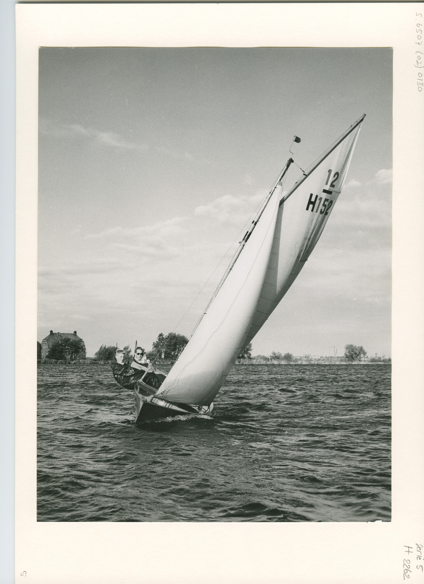 S.6507(02)0130.02; Zwart-wit foto van het 12m² klasse jacht nummer 152 (Snuiver, Korver); foto