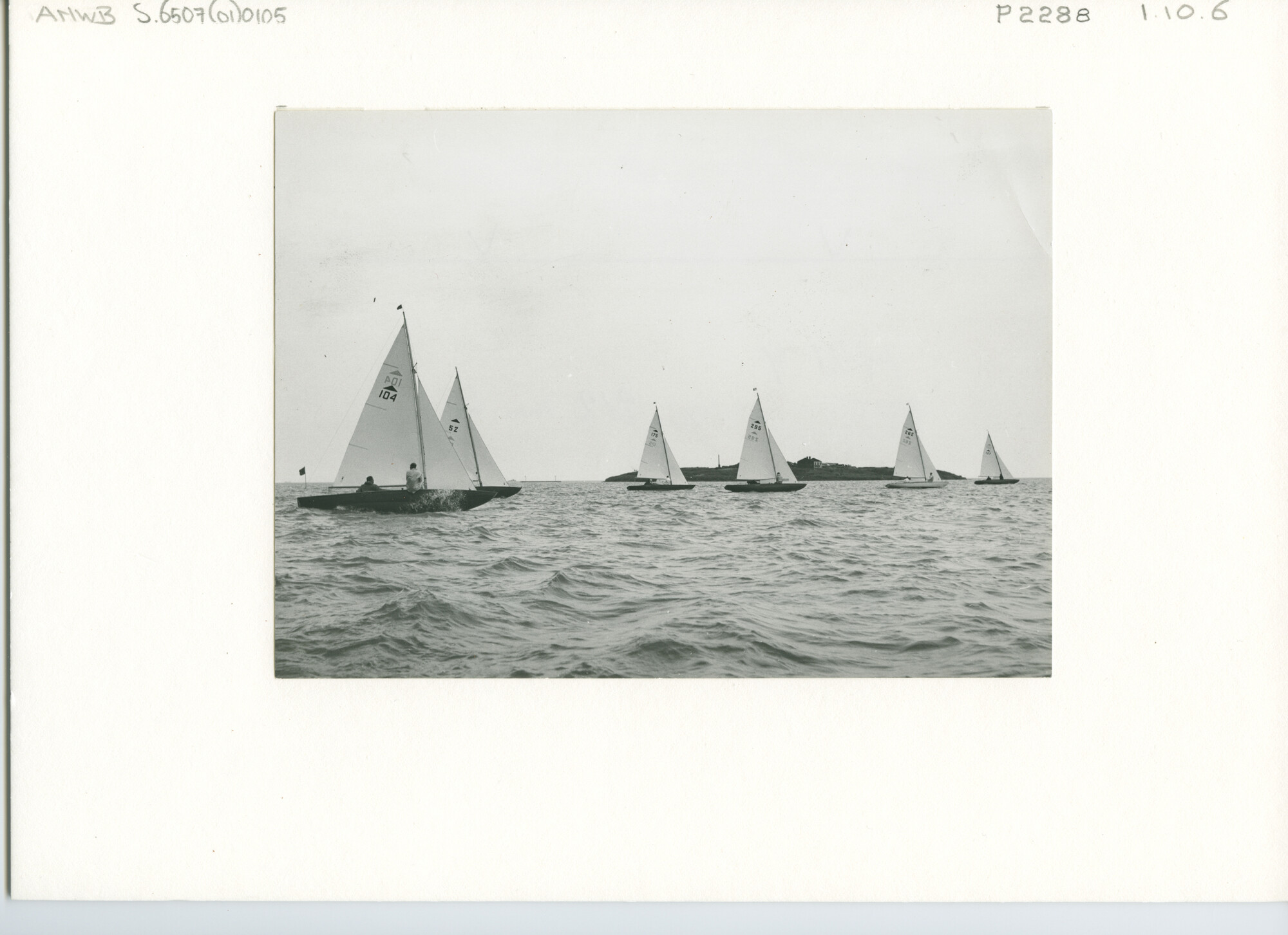 S.6507(01)0105; Hollandweek II: start van de Pampusklasse op het IJsselmeer voor Muiden; foto