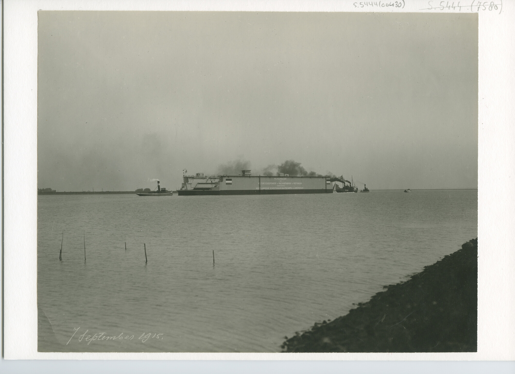 S.5444(0430); Foto van het drijvend droogdok Wilhelmina, transport (via de Zuiderzee) naar Rotterdam; foto