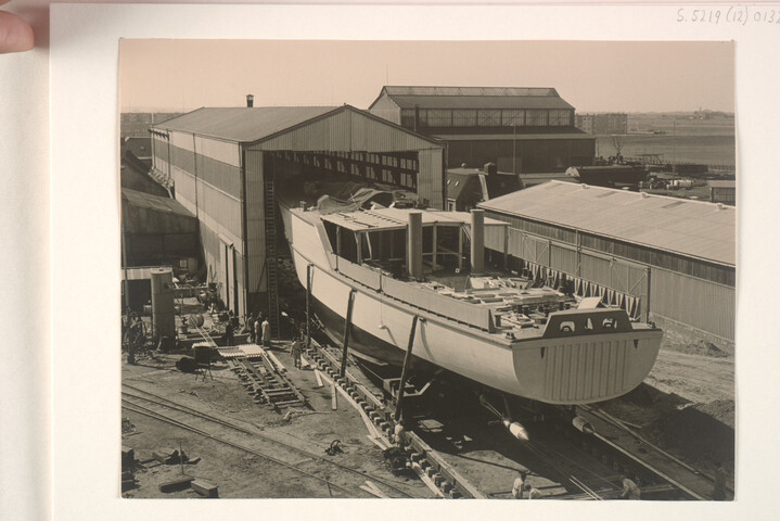 S.5219(12)0132; Foto's van de onder MDAP-voorwaarden gebouwde houten kustmijnenveger Hr.Ms. 'Venlo' (M 817) bij de ASM te Arnhem; fotoreportage