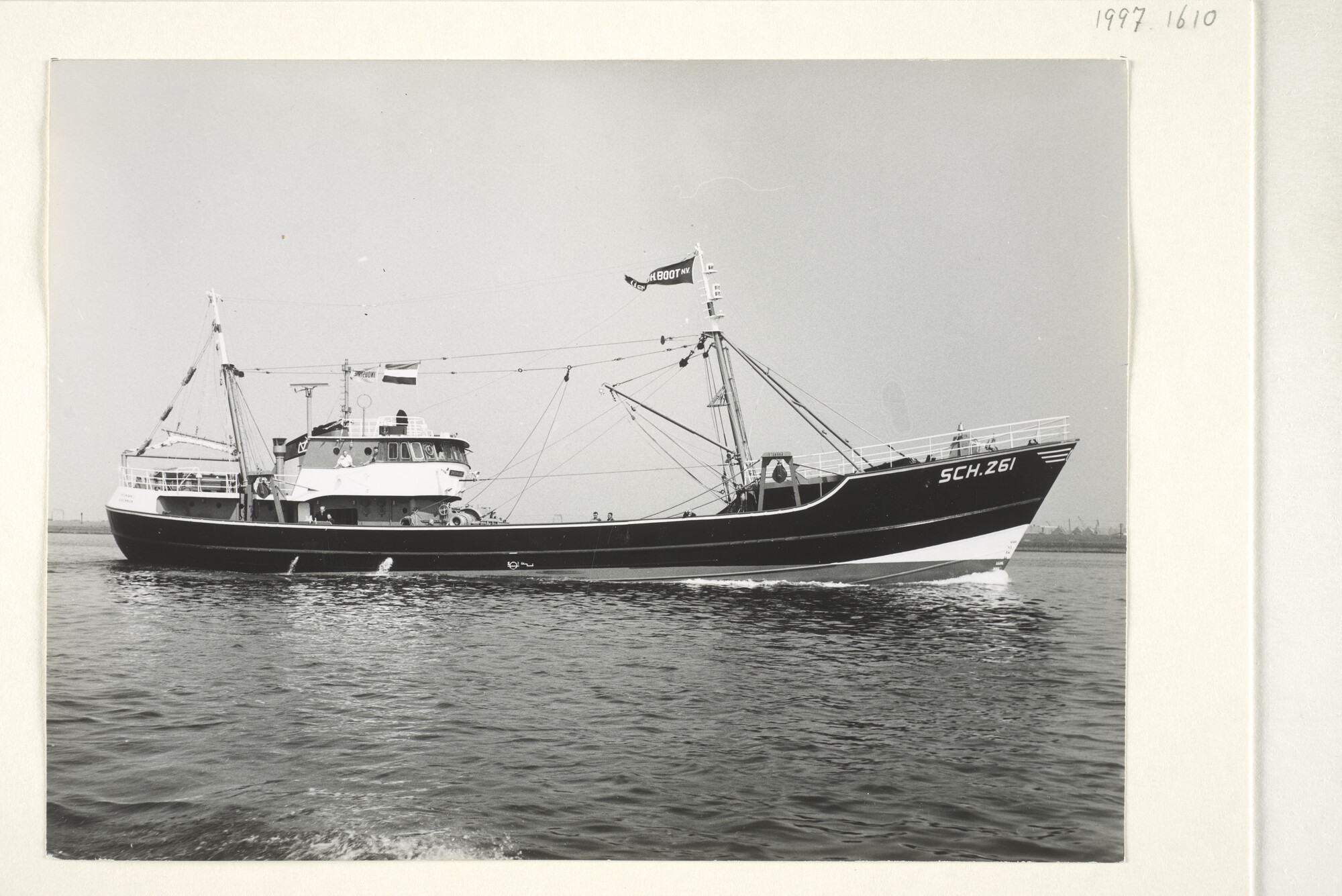 1997.1610; De motortrawler 'Cornelia Maria' ('SCH 261') van eigendom van NV Cornelis Vrolijk uit uit Scheveningen [...]; foto