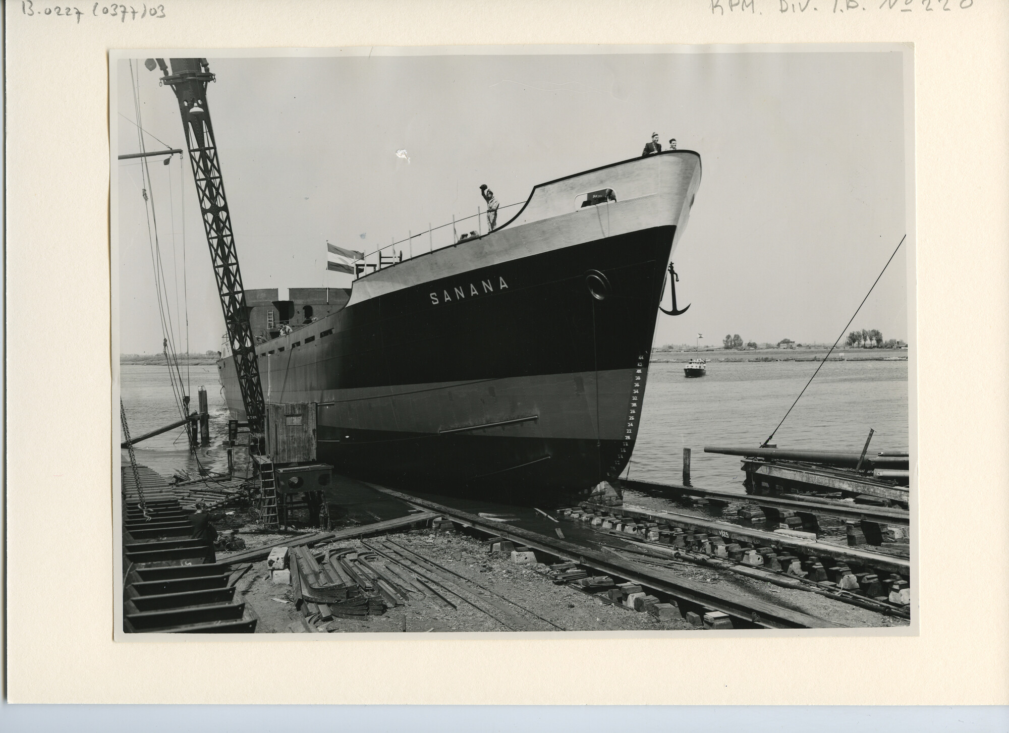 B.0227(0377)03; Foto van de doop en tewaterlating van ms. Sabang van de KPM; foto