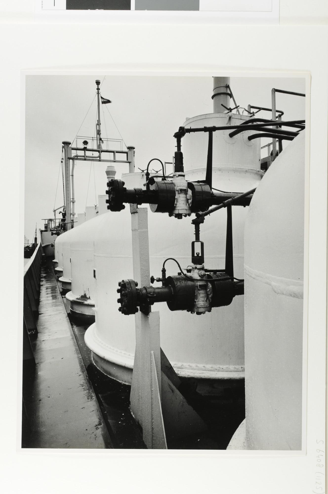 S.6408(1125); Foto's gemaakt aan dek van de Franse coaster annex gastanker ms. 'Cap Carbon' van de Société Anonieme de Gérance et d'Armement te Marseille; fotoreportage