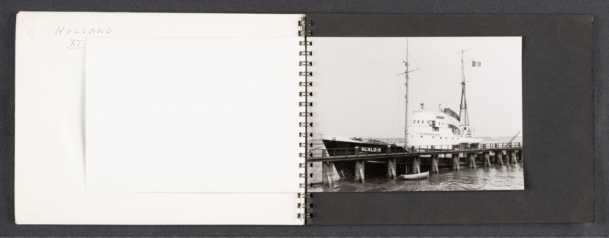 2022.1523; Fotoalbum met zwart-wit foto's van seagoing tugs; fotoalbum