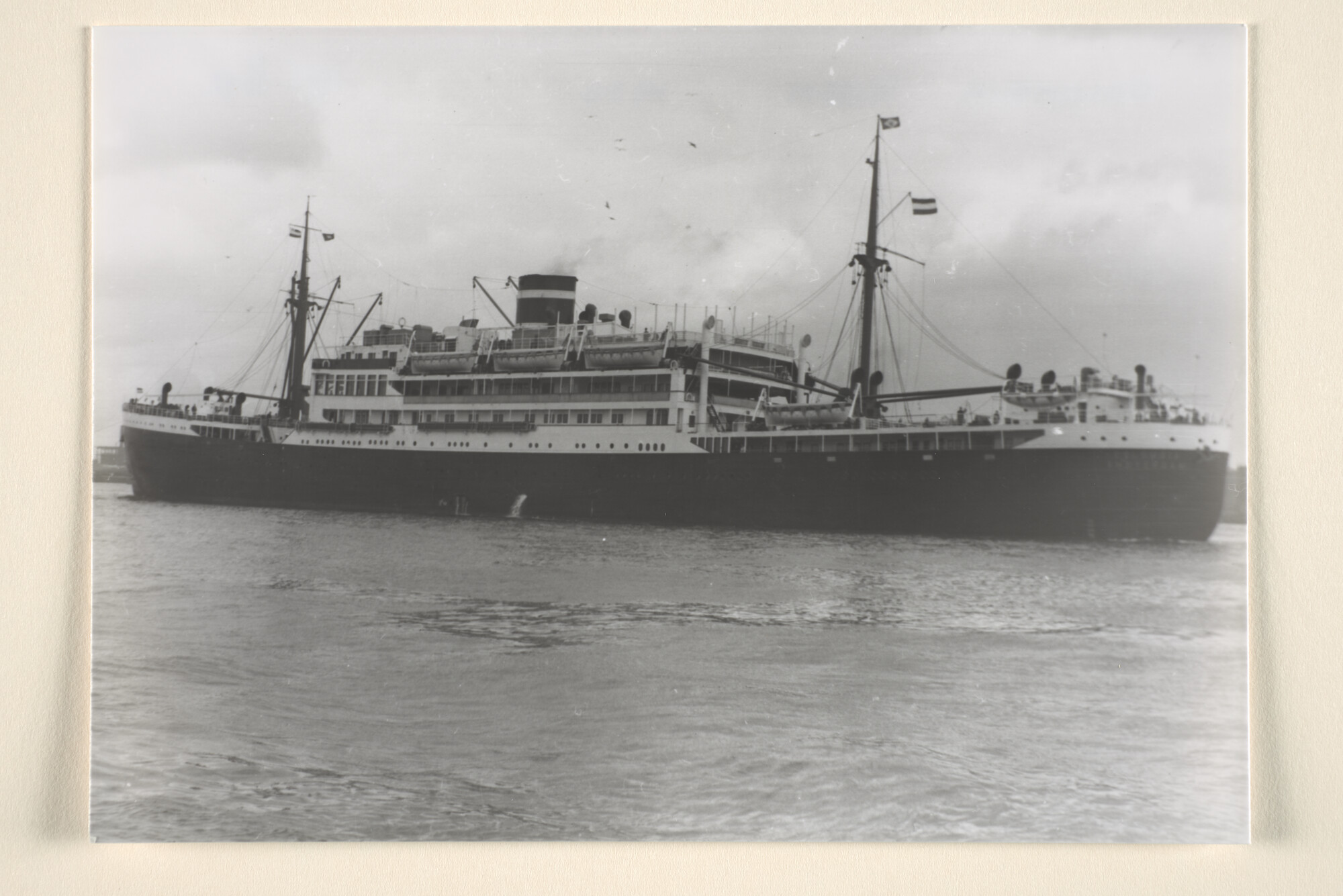 1995.6642; Het passagiersschip ms. 'Colombia' van de KNSM gezien bij het vertrek uit Amsterdam; foto