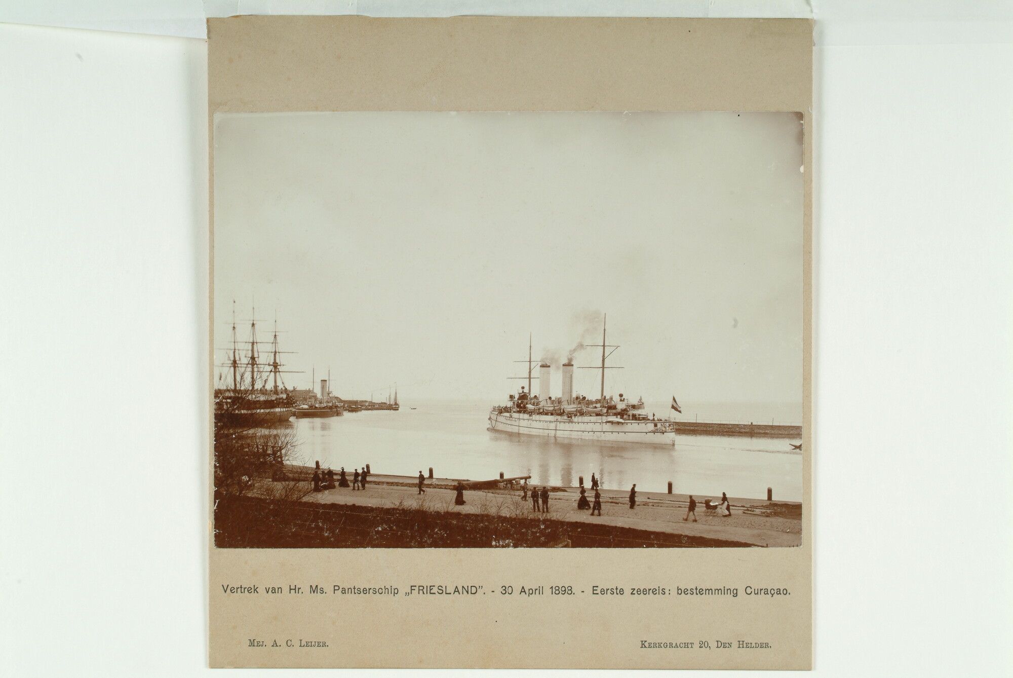 S.1673(01); Vertrek van pantserschip Hr.Ms. Friesland uit Den Helder; foto