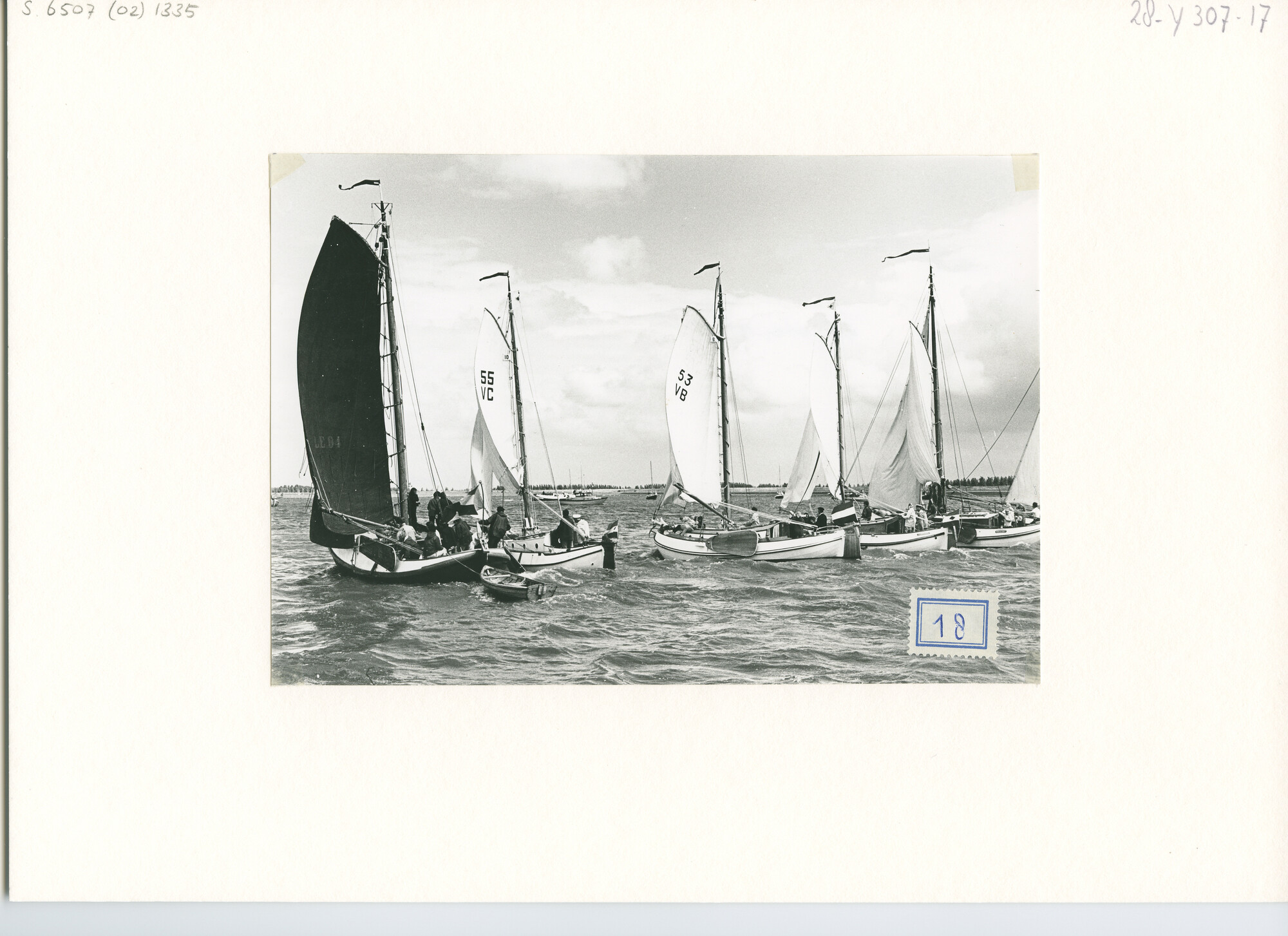 S.6507(02)1335.04; Zwart-wit foto van de reünie van ronde en platbodemjachten te Lemmer: admiraalzeilen; foto