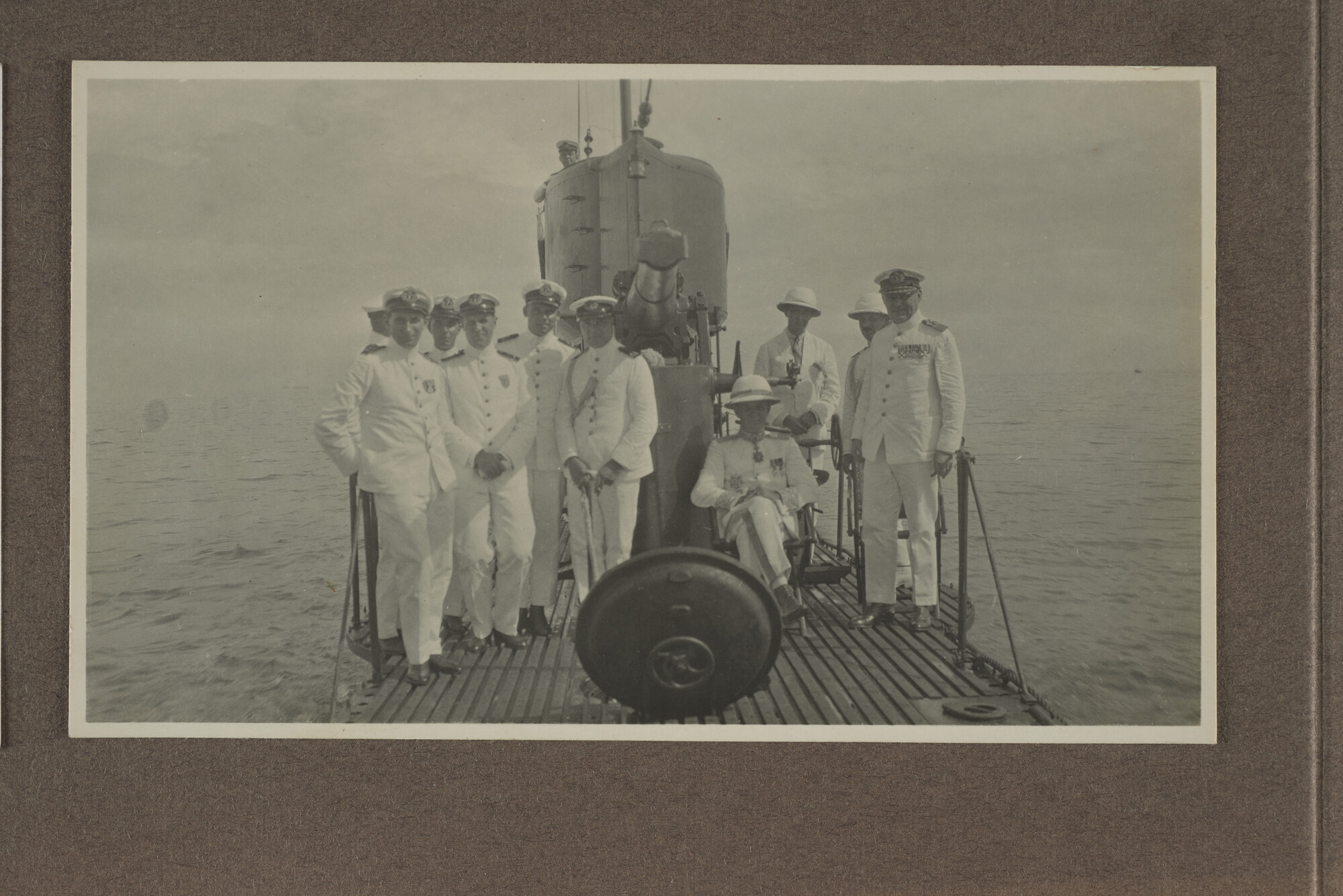 1994.2053; Negen losse bladen uit een album met fotos van de onderzeeboot Hr.Ms. K [...]; fotoreportage