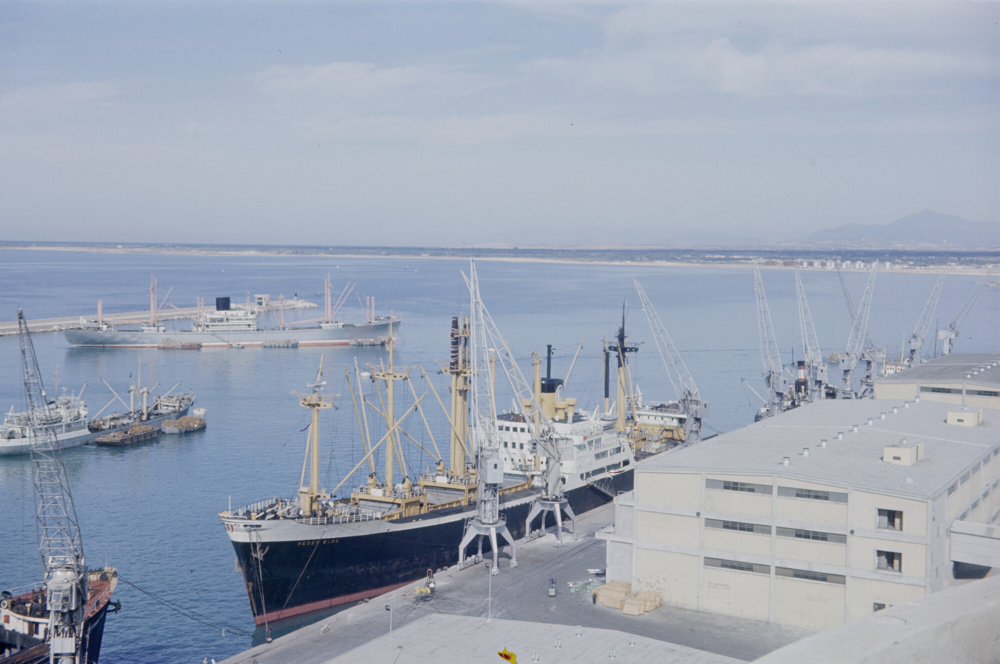 2015.0105; Dia van ms. Neder Elbe aan de rede van Latakia; diapositief
