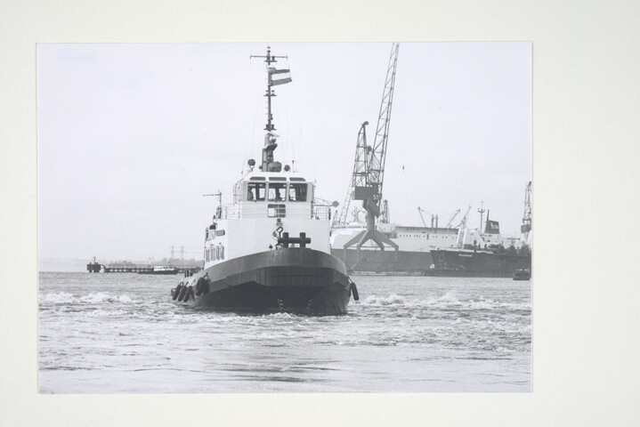 2001.1681; Foto's van de demonstratie op het IJ bij indienstelling van vier nieuwe sleepboten voor Reederij Gebroeders Goedkoop / Wijsmuller Groep in 1982; fotoreportage