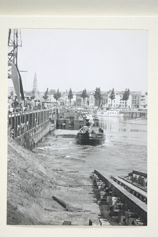 S.5219(12)0420; Foto's van de tewaterlating van de havensleepboot 'Pieter Goedkoop' (6), gebouwd op de langshelling van de ASM; fotoreportage