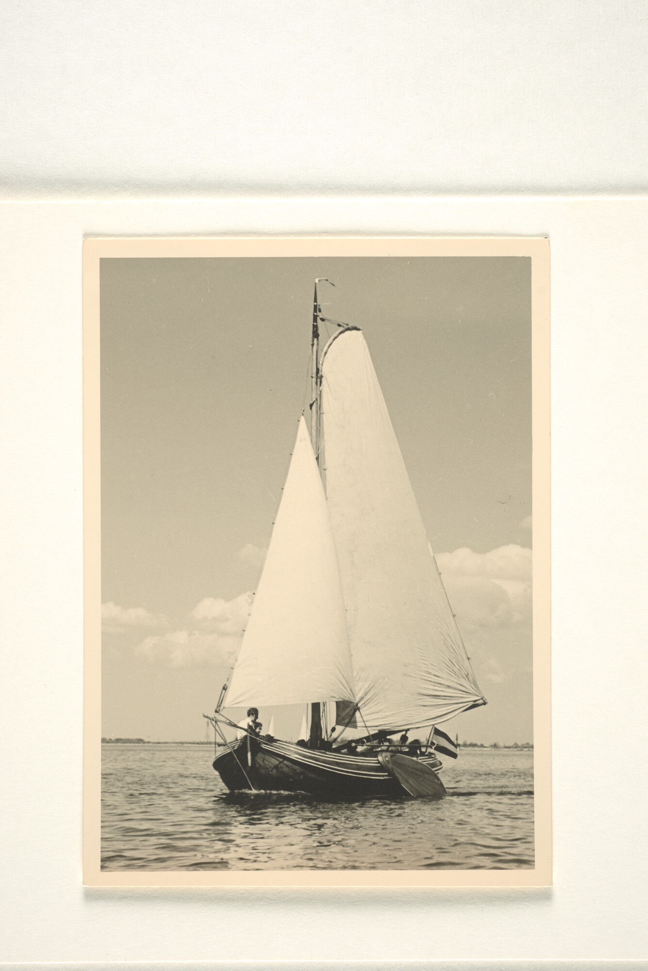 1997.1795; Een boeier op het Alkmaardermeer (vooraanzicht); foto