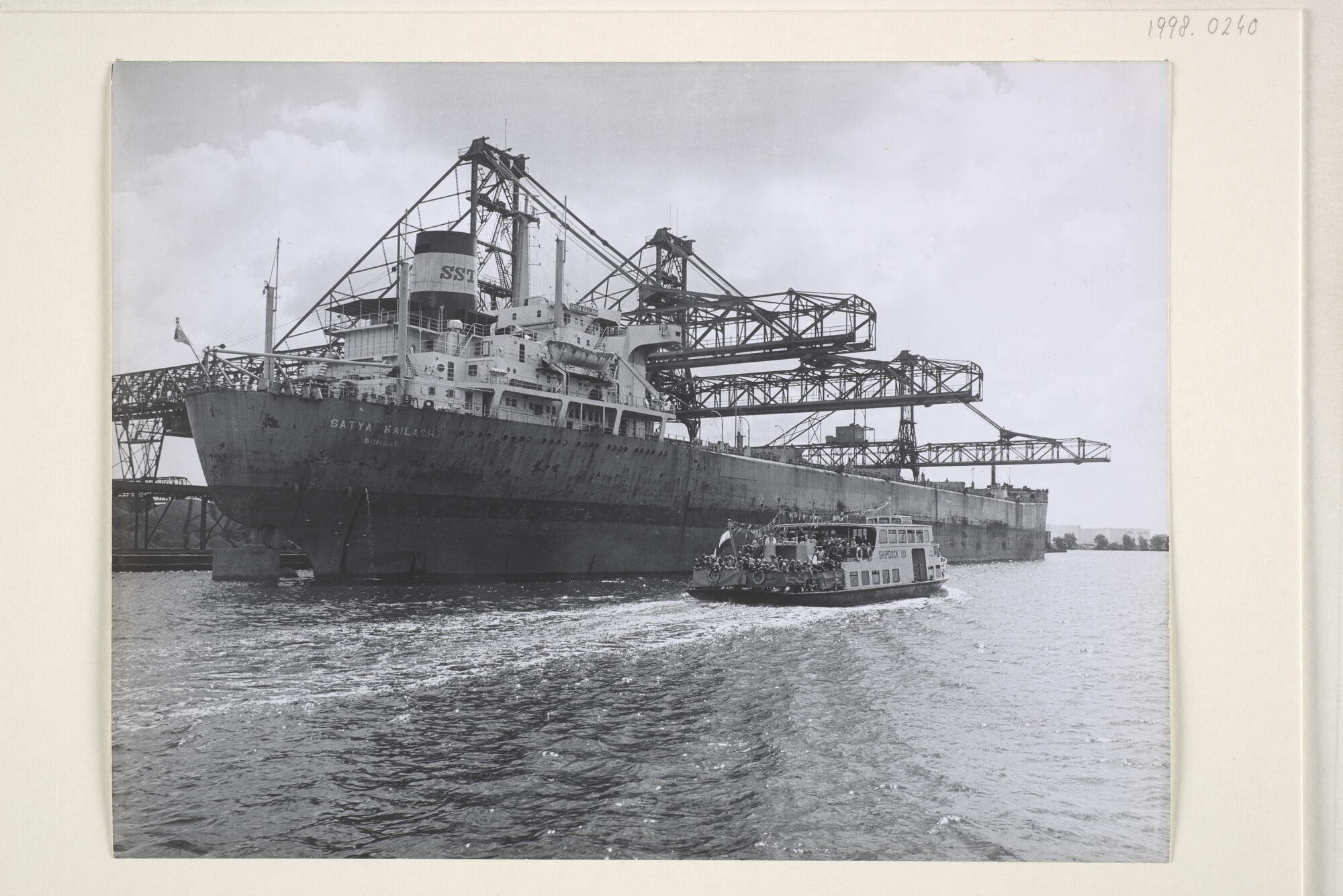 1998.0240; De Indiase bulkcarrier ms. 'Satya Kailash' uit Bombay ligt afgemeerd aan de kade van de OBA in de Westhaven te Amsterdam, omstreeks 1975; foto