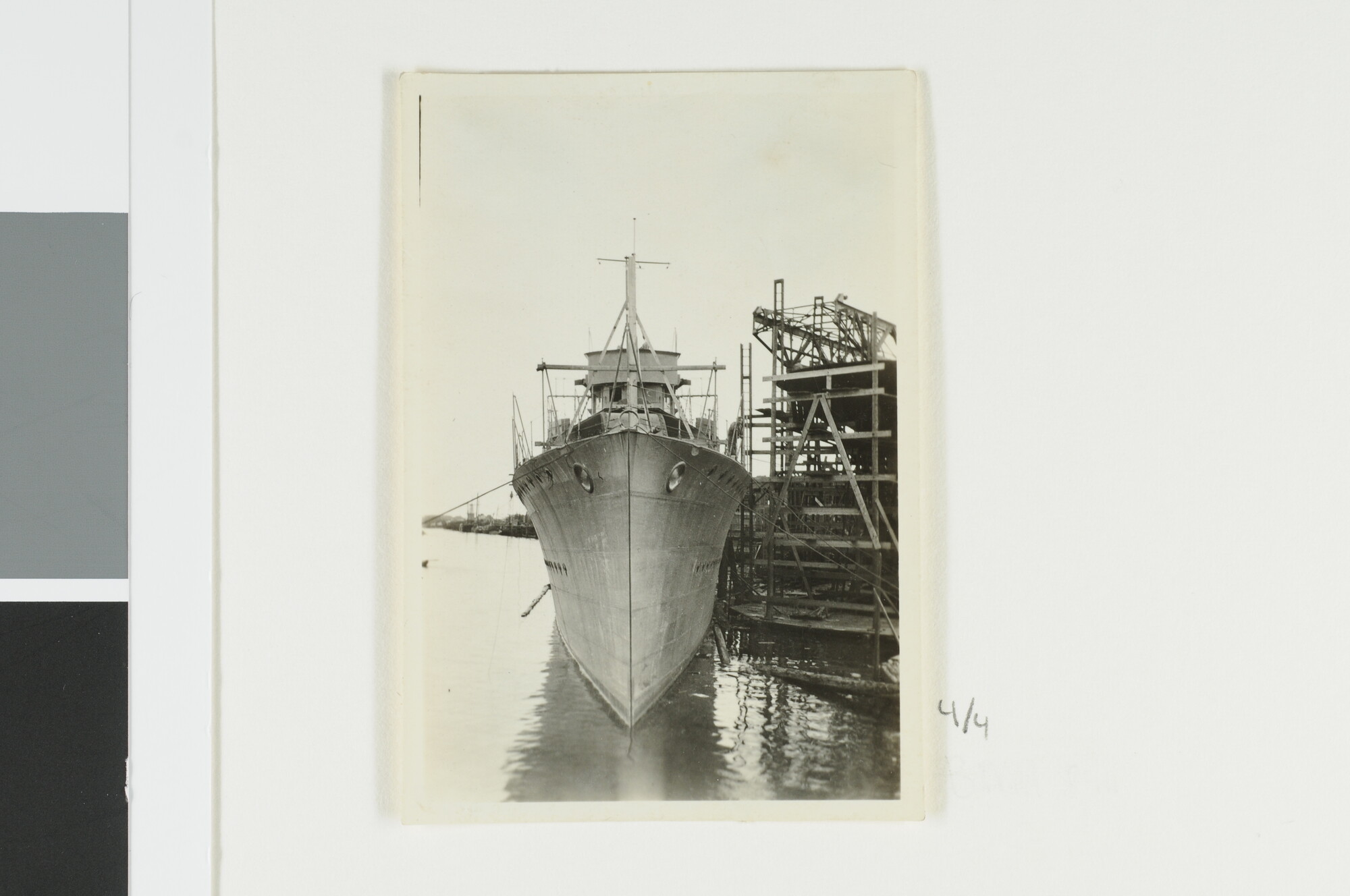 A.2867(03)012; De torpedobootjager Hr.Ms. 'Kortenaer' afgemeerd in de haven van Rotterdam; fotoreportage