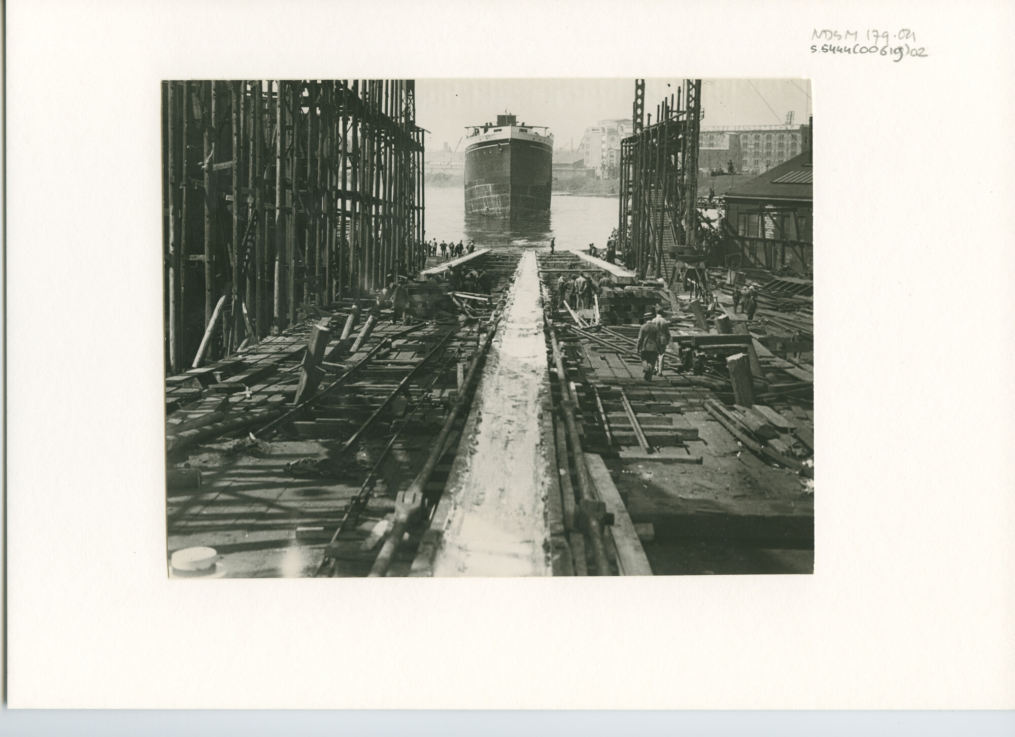 S.5444(0619)2; Foto van de tewaterlating van het vracht-passagiersschip ss. Tjisaroea; foto