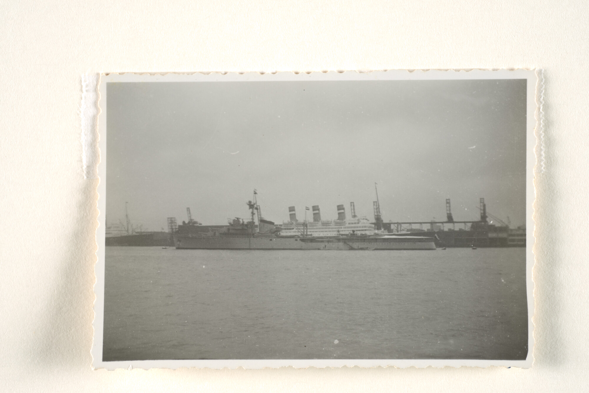 1995.1350; De flottieljeleider Hr.Ms. 'Tromp', afgemeerd in de haven van Rotterdam, vermoedelijk tijdens de vlootrevue in april 1939; foto