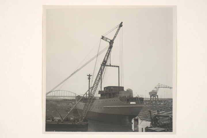 S.5219(12)0155; De op de dwarshelling van de ASM in aanbouw zijnde Noord-Ierse vrachtschip ms. 'Balleygalley Head' van de Ulster Steamship Company bakboordaanzicht; foto