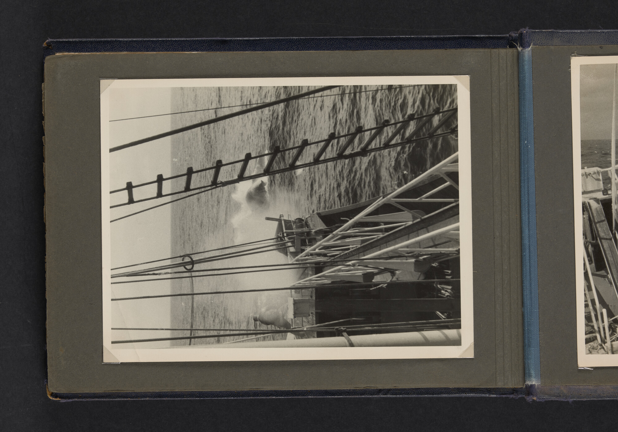 2021.0009; Fotoalbum van Joost Ossewaarde, 4e radiotelegrafist op walvismoederschip Willem Barendsz (II) en walvisjagers, met foto's van vangstseizoenen 1955-1956 en 1956-1957.; fotoalbum
