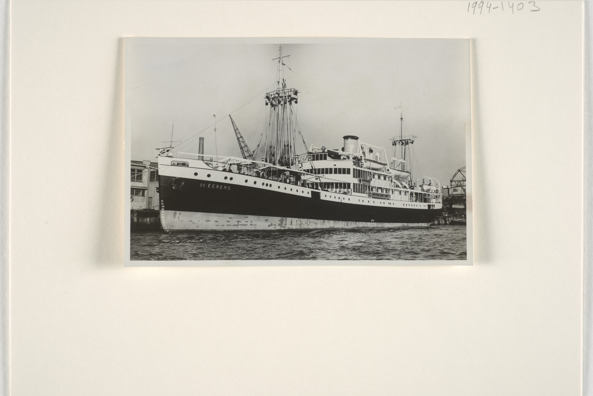 1994.1403; Het ms. 'De Eerens' afgemeerd aan de kade in de haven van Rotterdam; foto