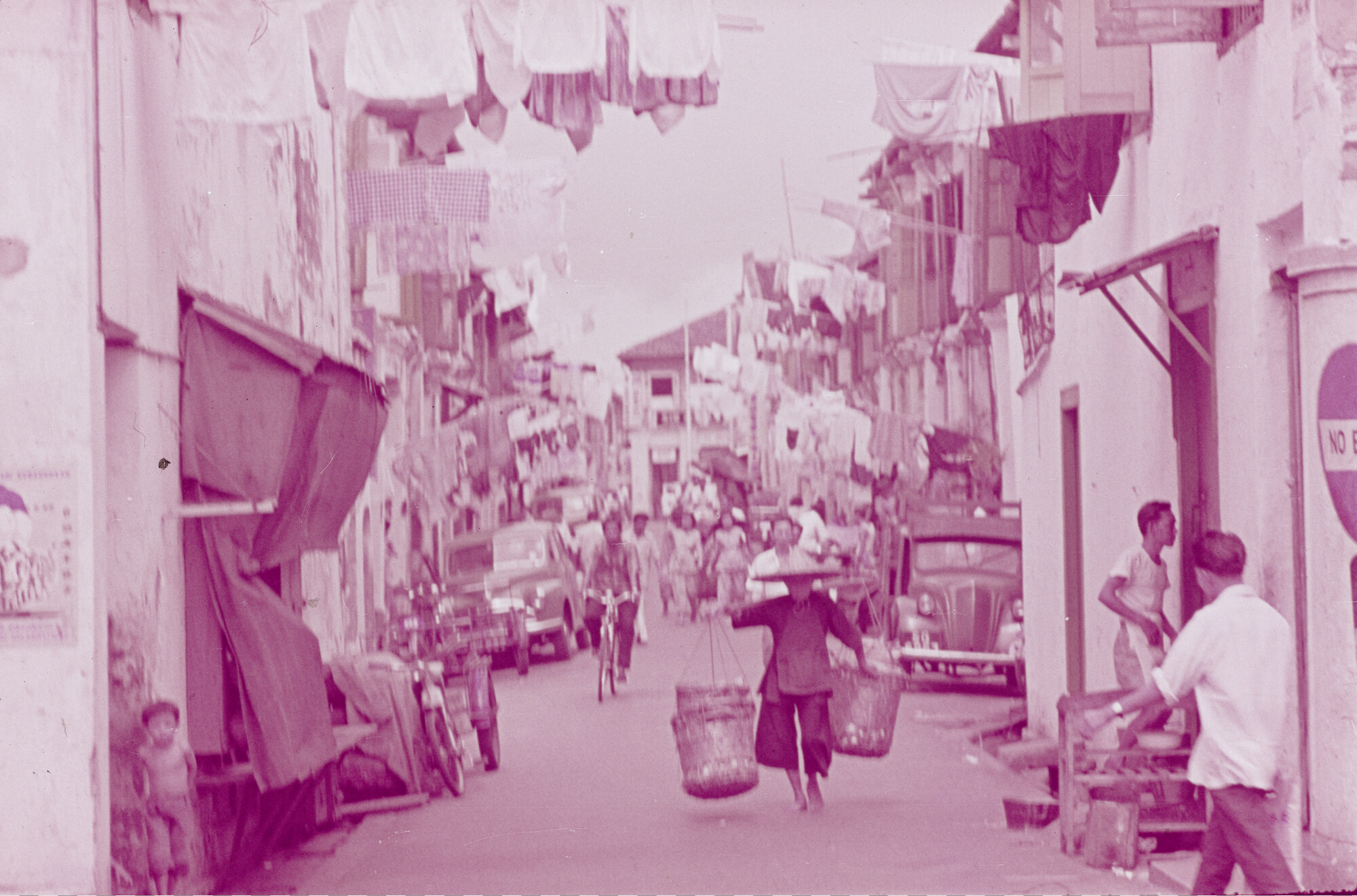 2015.0465; Dia van een straatbeeld in een volksbuurt in Singapore; diapositief