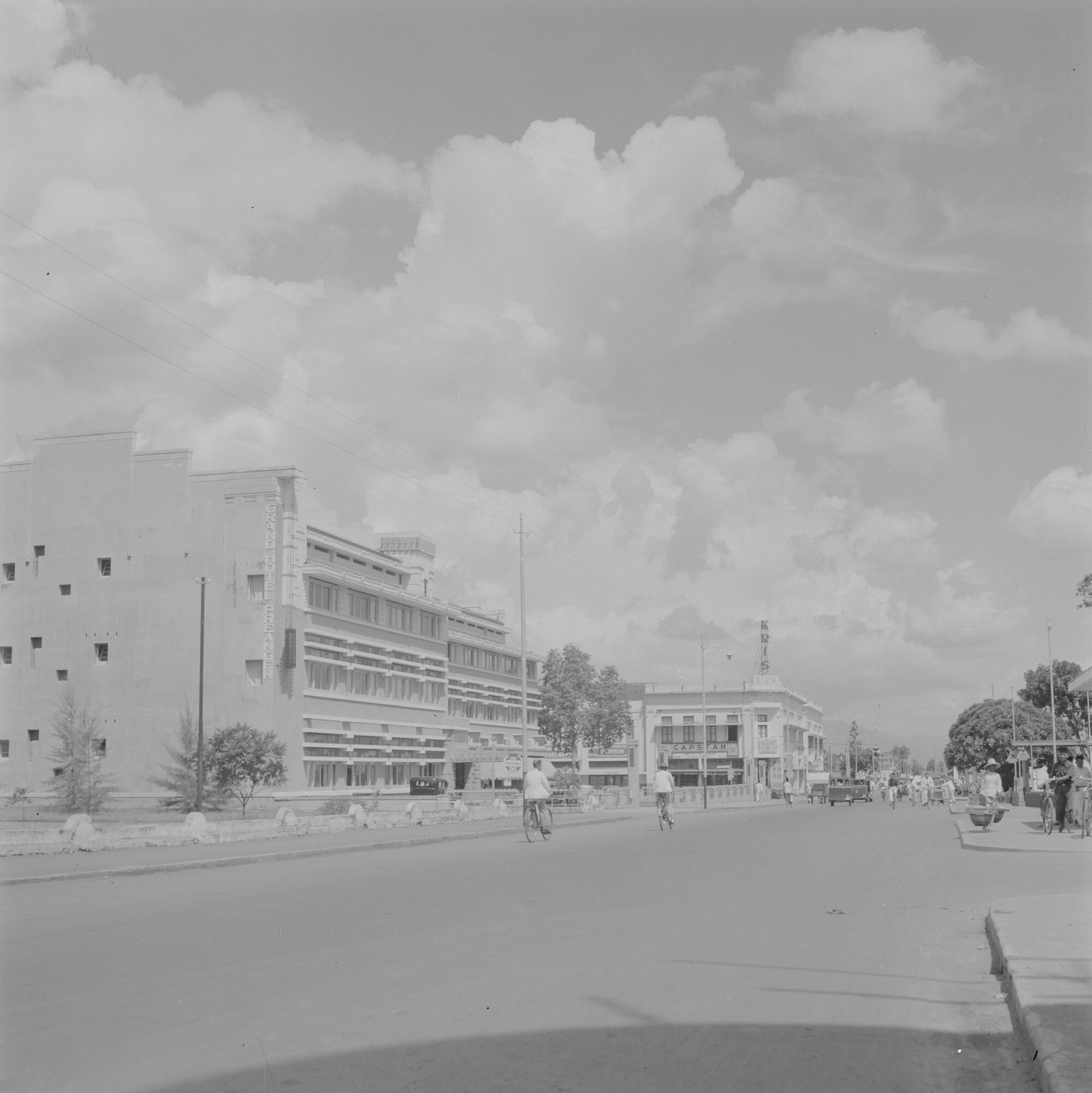 2015.3145; Negatief van het Preanger hotel in Bandoeng (Bandung); negatief