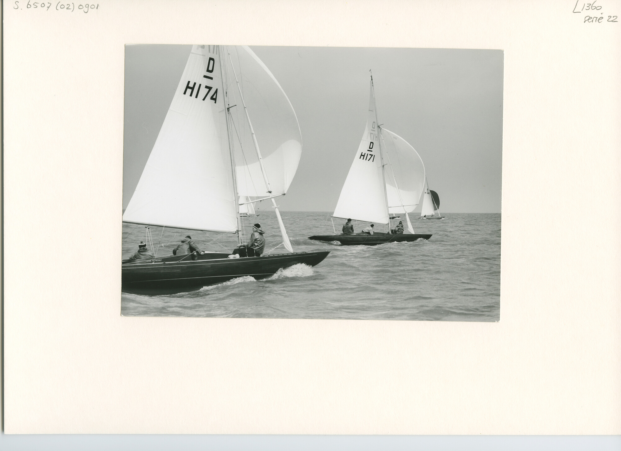 S.6507(02)0901.01; Zwart-wit foto van de Hollandweek II 1958: de Drakenklasse op het IJsselmeer; foto