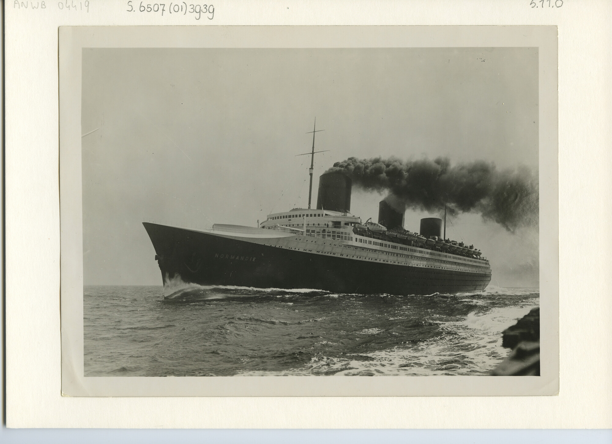 S.6507(01)3939; Foto van het Franse passagiersschip ss. Normandie (1935-1942) op zee; foto
